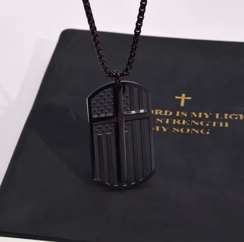 Ketting met kruis en Amerikaanse vlag