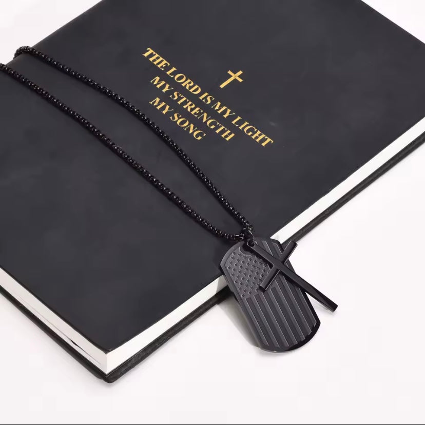 Ketting met kruis en Amerikaanse vlag