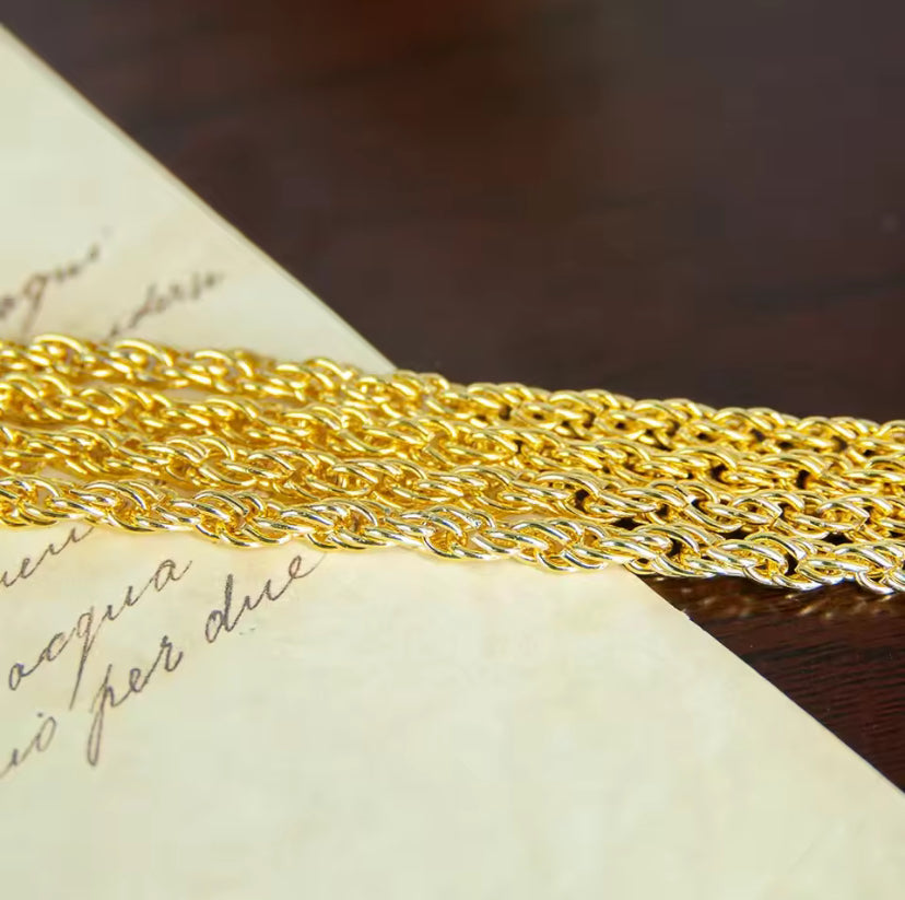 Vergulde kruisketting met blauwe edelstenen