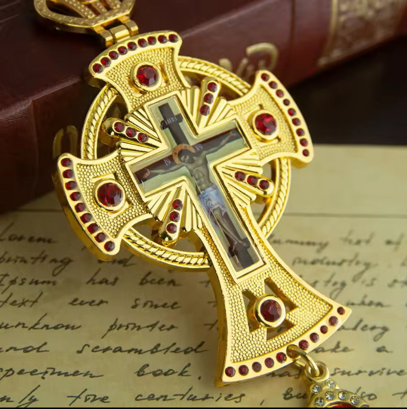 Bisschop’s borstkruisketting met uniek uithollingsproces