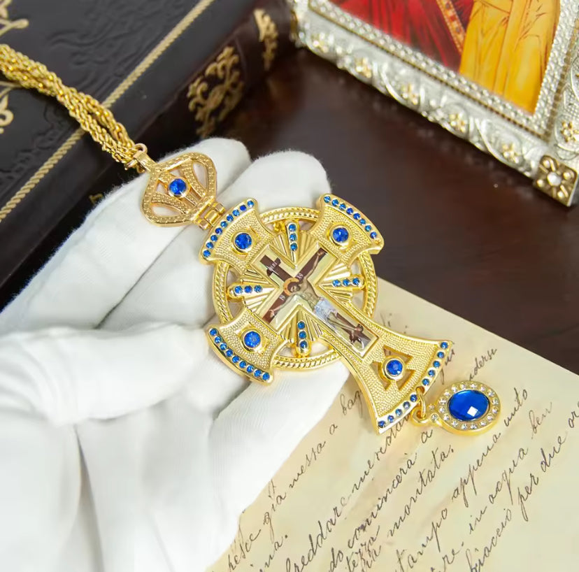 Vergulde kruisketting met blauwe edelstenen