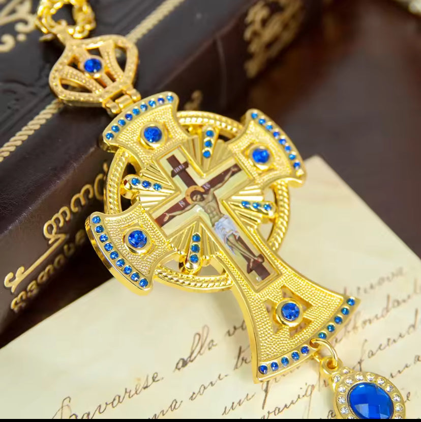 Vergulde kruisketting met blauwe edelstenen